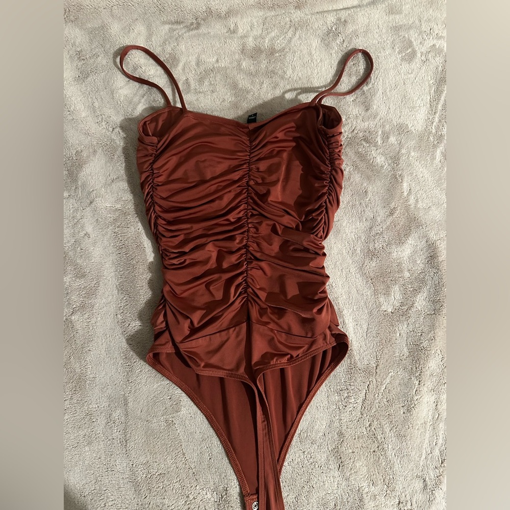 Express Rust Ruched Bodysuit - Picture 3 of 3